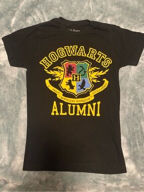 Harry Potter Hogwarts Alumni Crest Tee – Size S – Official Warner Bros